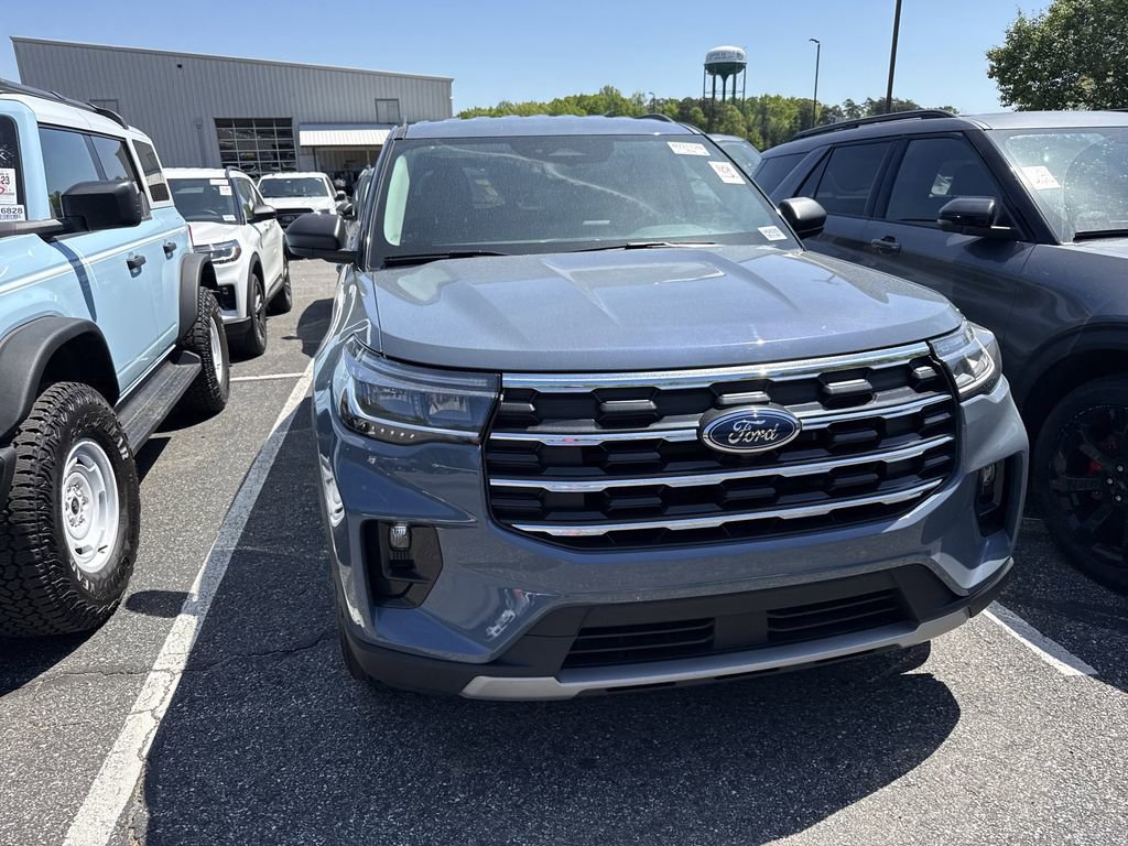 Used 2025 Ford Explorer Active w/ Active Comfort Package AWD/4WD image 3