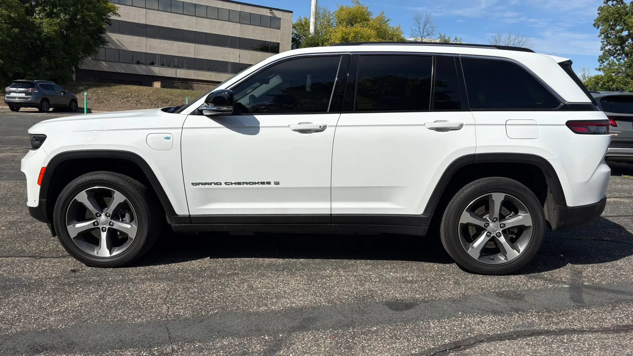 Used 2022 Jeep Grand Cherokee Limited 4xe w/ Luxury Tech Group II AWD/4WD image 5