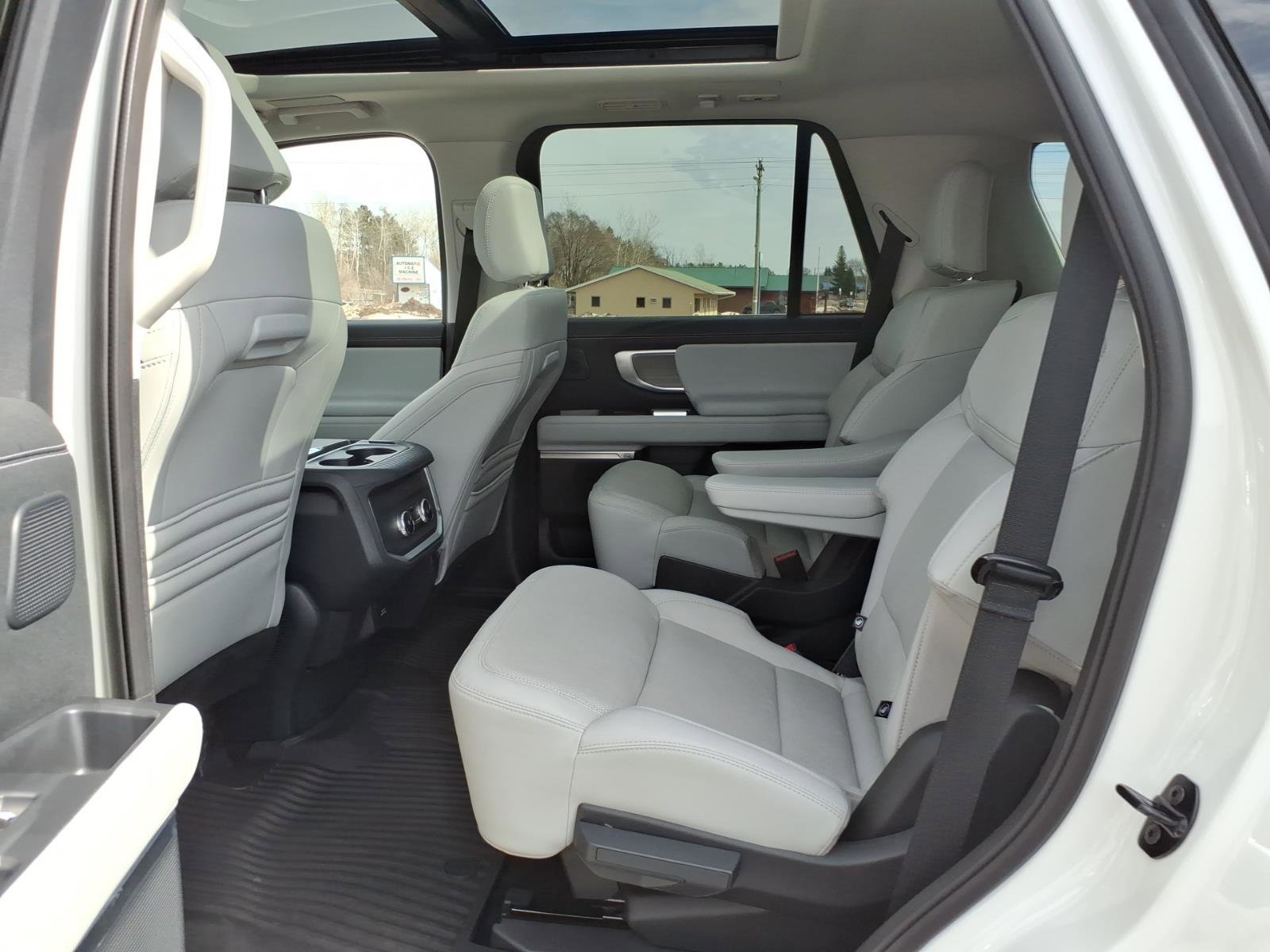 Used 2025 Ford Expedition Platinum w/ Driver's Package AWD/4WD image 14