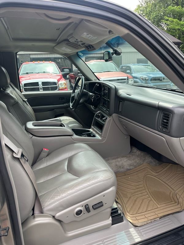 Used 2003 Chevrolet Suburban 2500 LT w/ LT Preferred Equipment Group AWD/4WD image 11