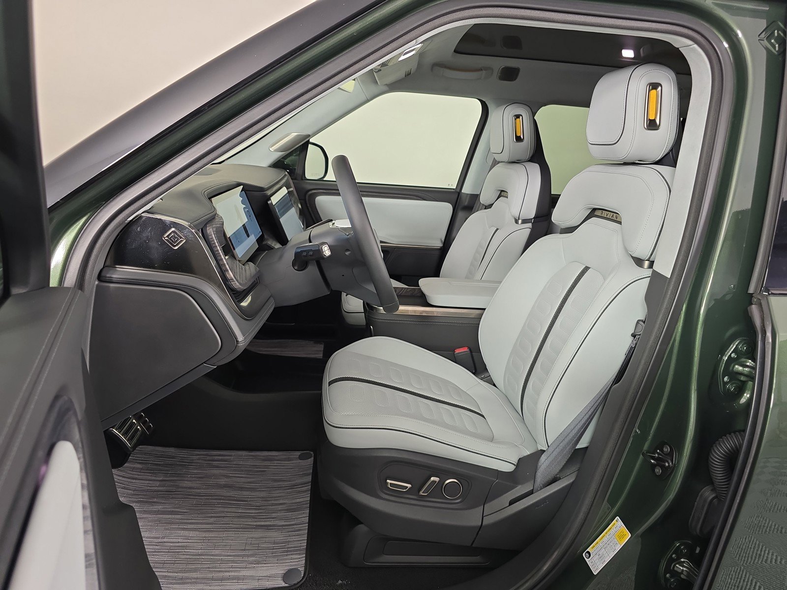 Used 2023 Rivian R1S Adventure AWD/4WD image 19