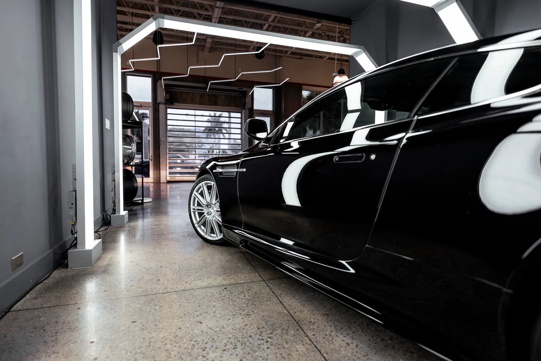 Used 2009 Aston Martin DBS Coupe RWD image 13