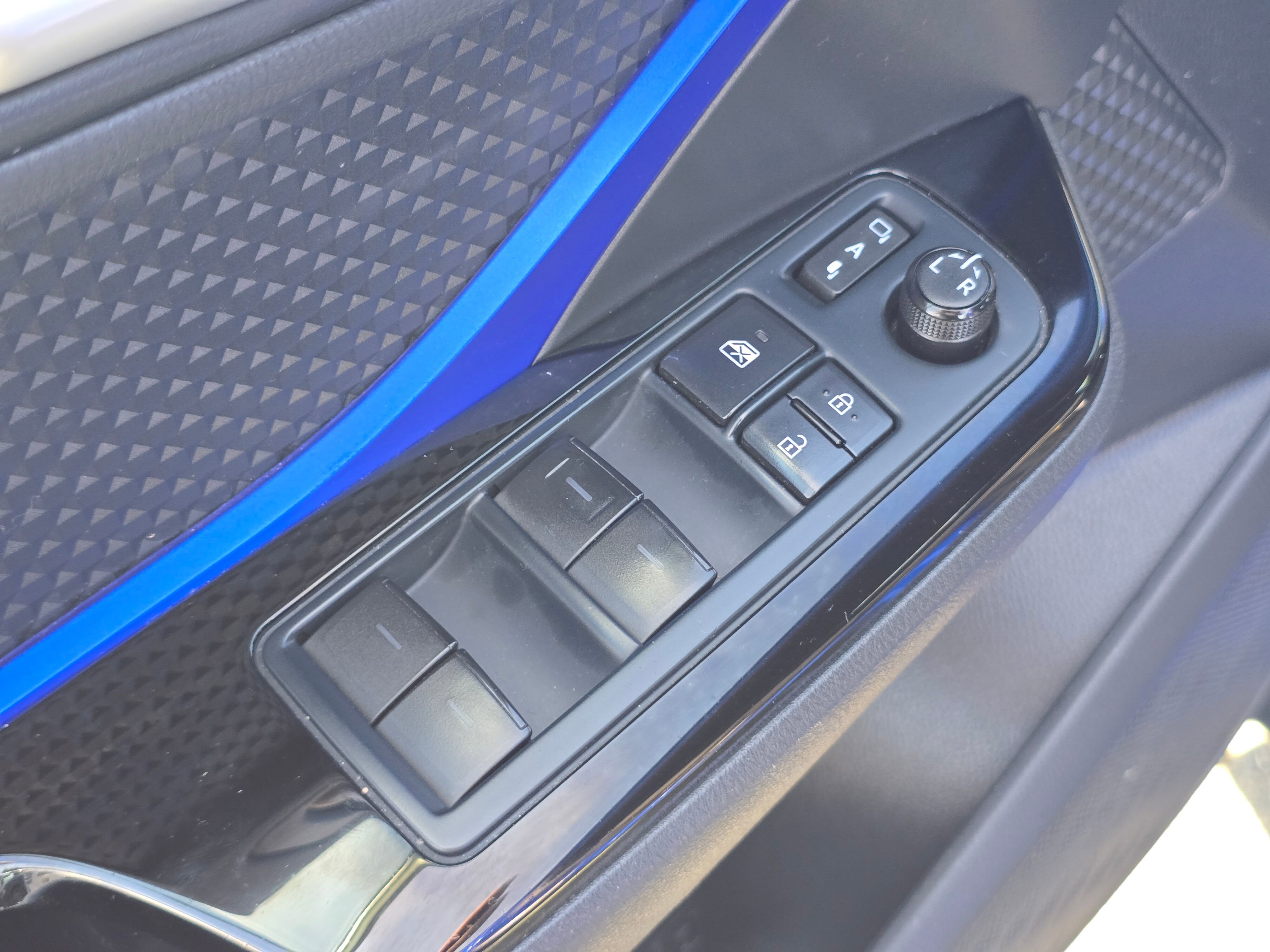 Used 2021 Toyota C-HR XLE FWD image 23