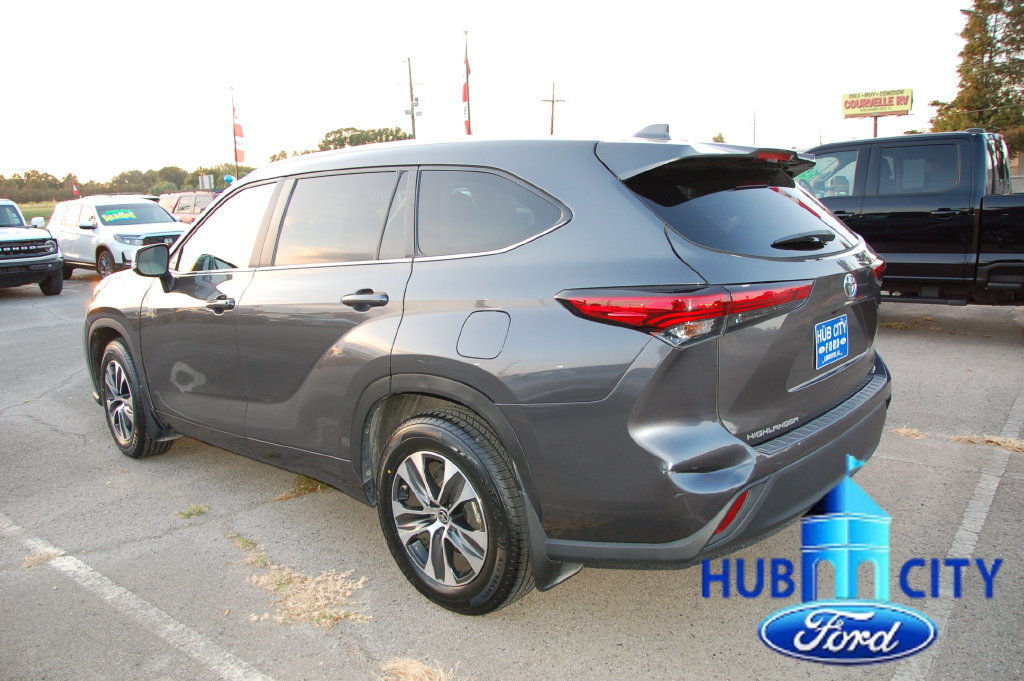 Used 2023 Toyota Highlander XLE FWD image 3