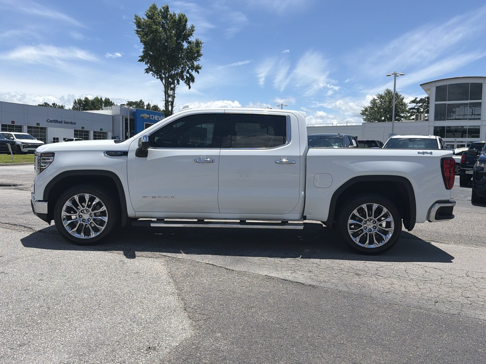 Used 2024 GMC Sierra 1500 SLT w/ SLT Premium Package AWD/4WD image 9