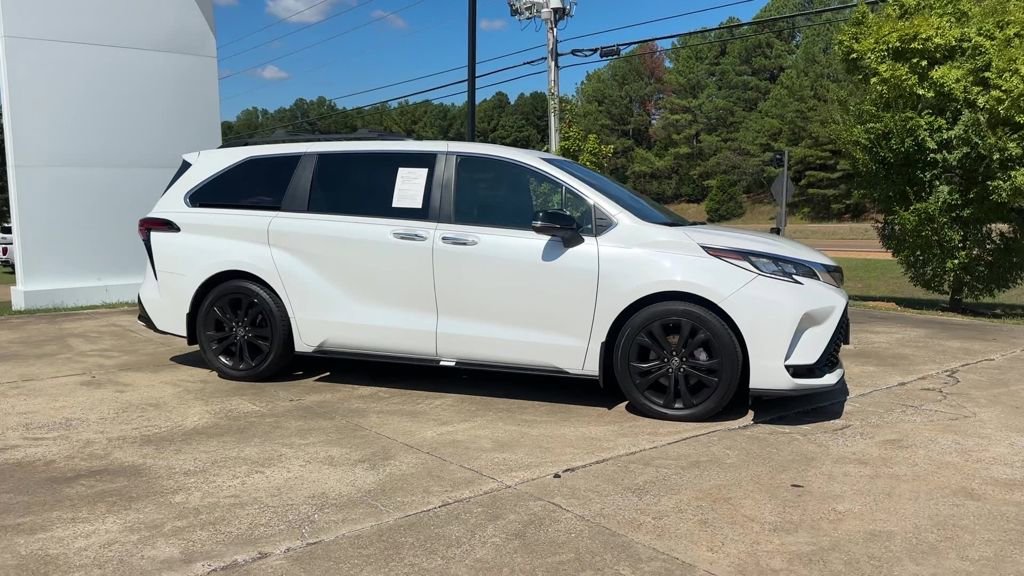 Used 2023 Toyota Sienna XSE image 7
