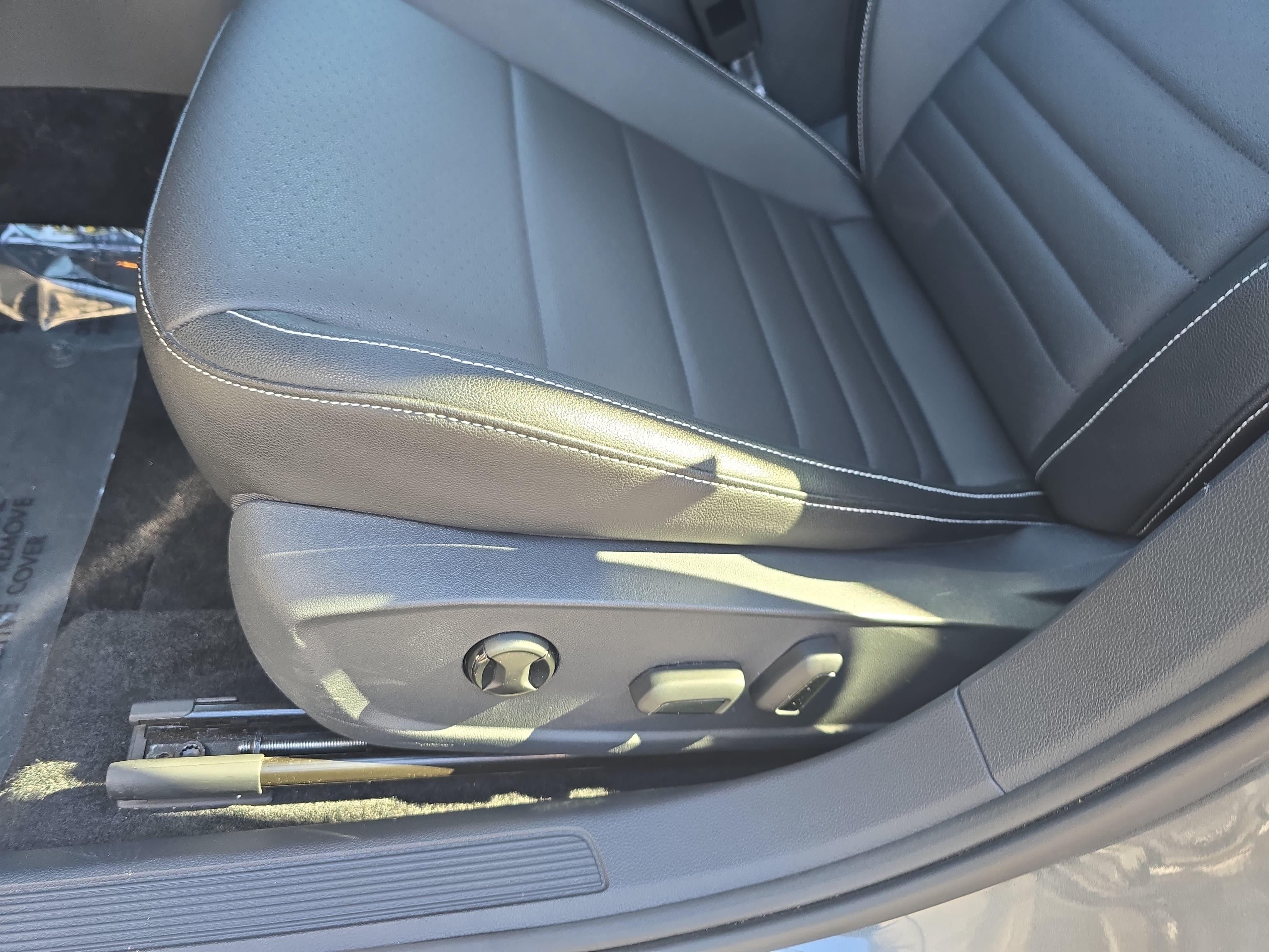 Certified 2023 Volkswagen Jetta SE w/ Panoramic Sunroof Package FWD image 28