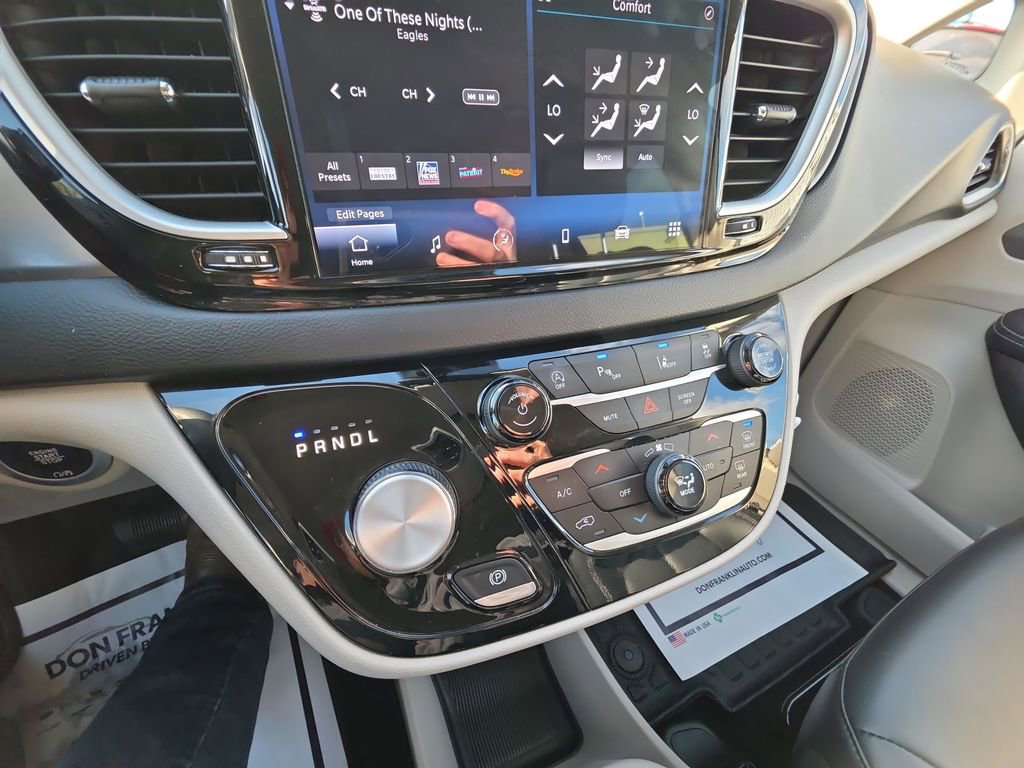 Used 2023 Chrysler Pacifica Touring-L FWD image 18