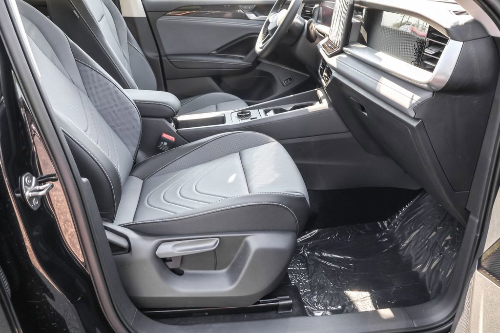 Used 2025 Volkswagen Tiguan SE image 35