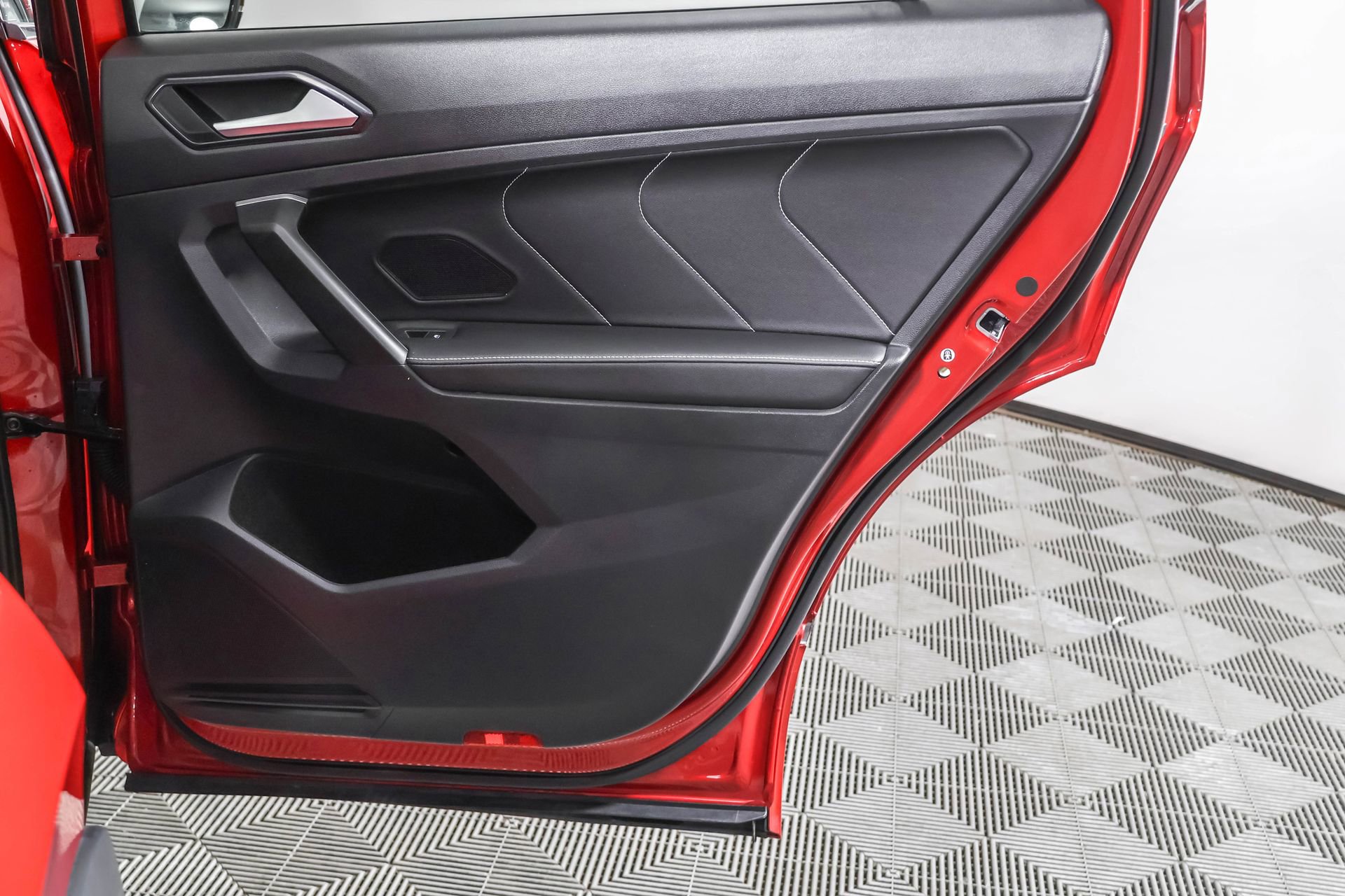 Used 2024 Volkswagen Tiguan SEL R-Line image 43