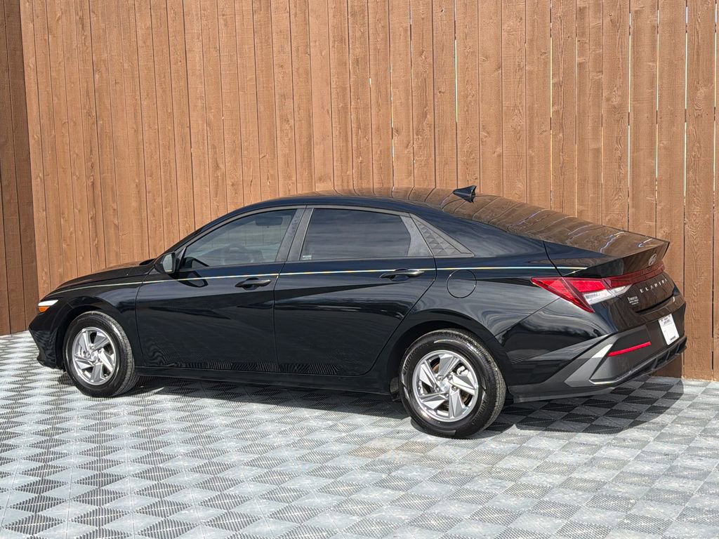 Used 2025 Hyundai Elantra SE image 12