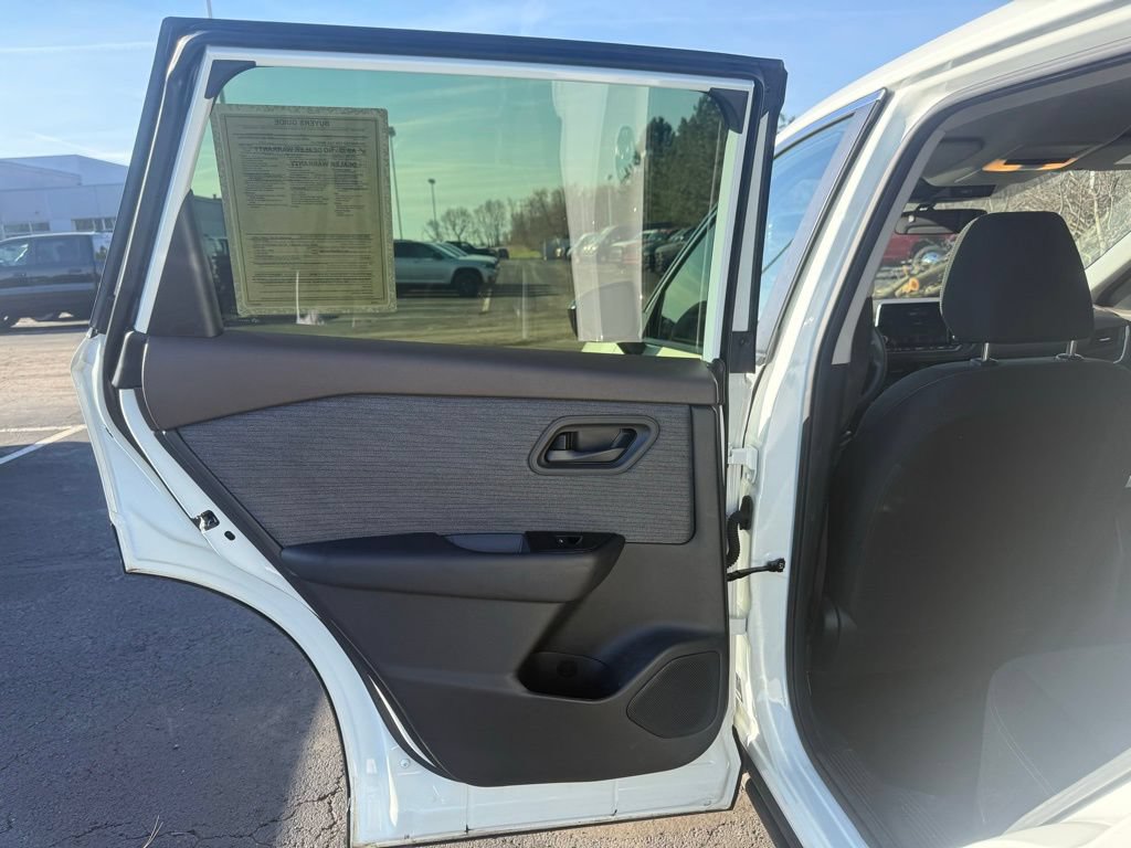 Used 2023 Nissan Rogue S AWD/4WD image 33