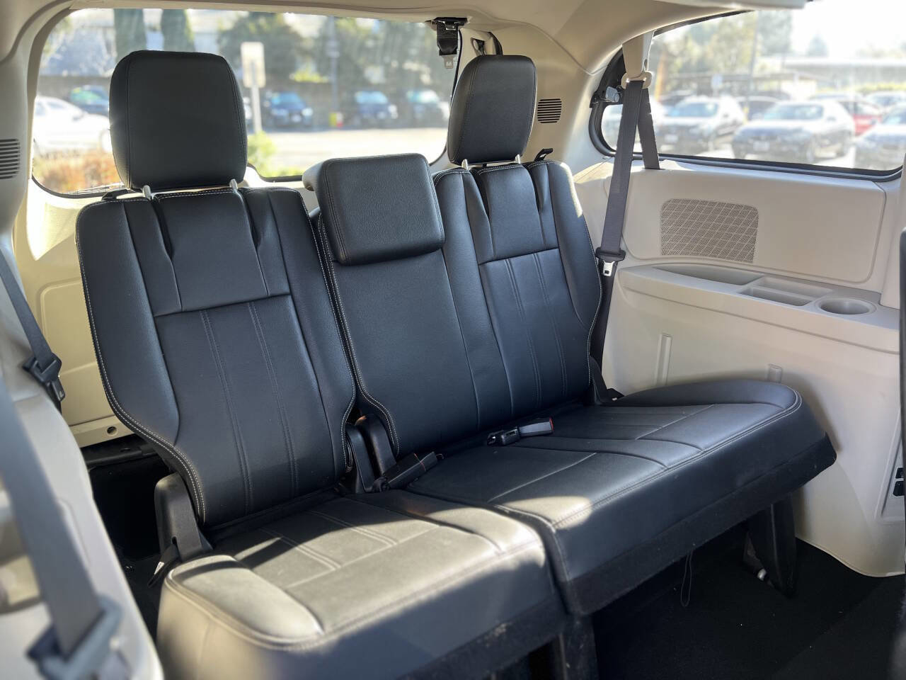 Used 2016 Chrysler Town & Country Touring image 16