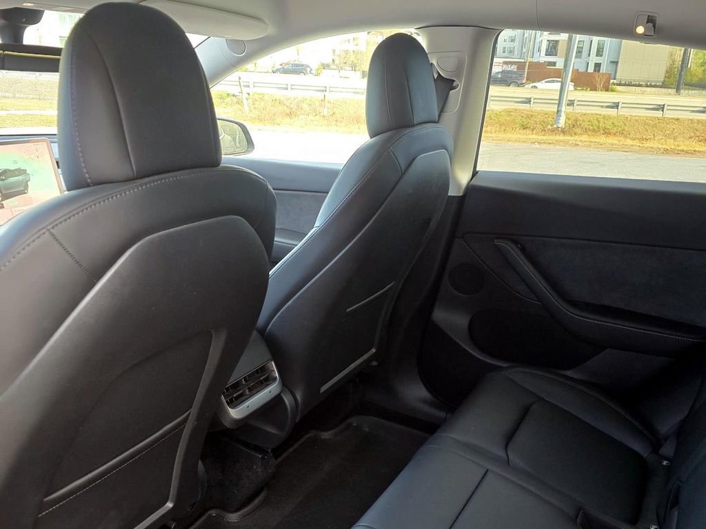 Used 2022 Tesla Model Y Long Range image 23