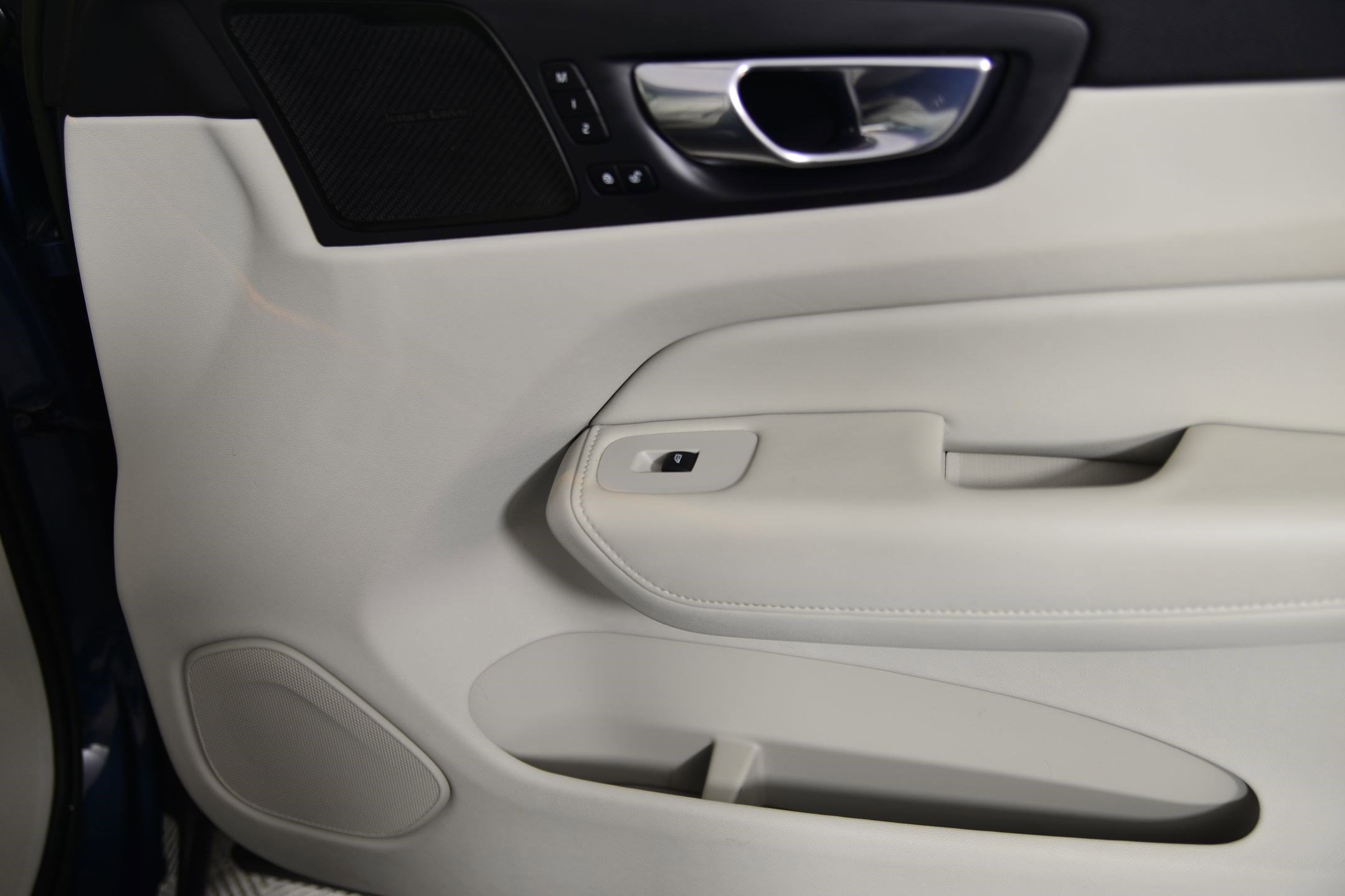 Used 2023 Volvo XC60 B5 Ultimate w/ Climate Package image 9