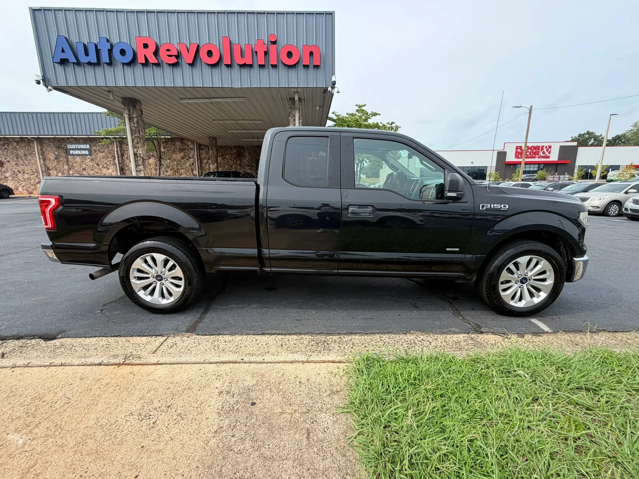 Used 2015 Ford F150 XLT w/ Equipment Group 301A Mid RWD image 7