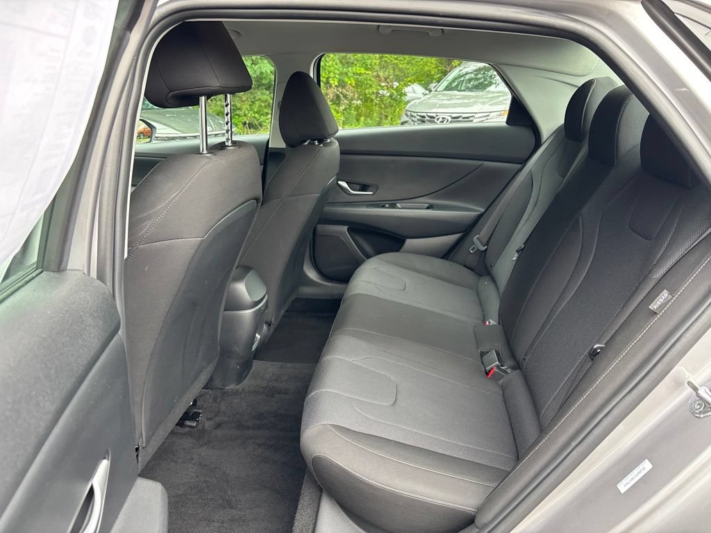 Used 2025 Hyundai Elantra SE FWD image 26
