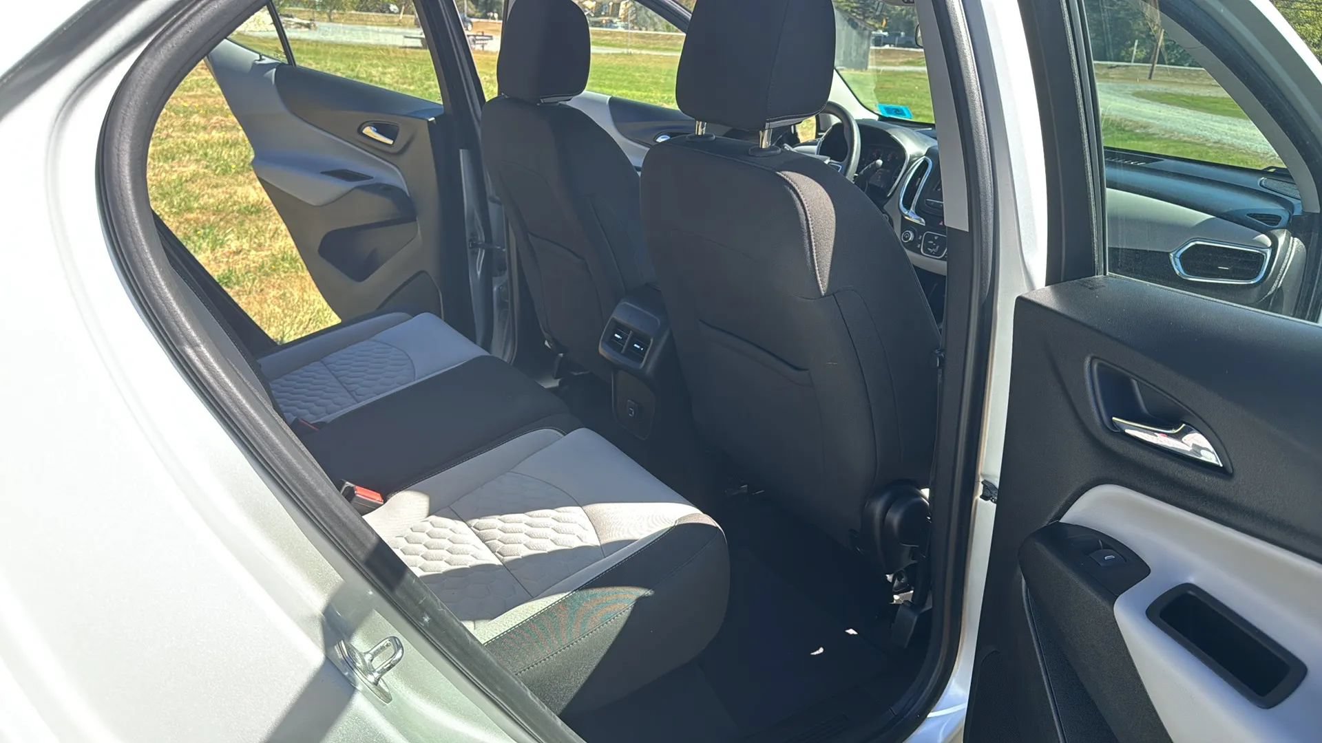 Used 2019 Chevrolet Equinox LS AWD/4WD image 16
