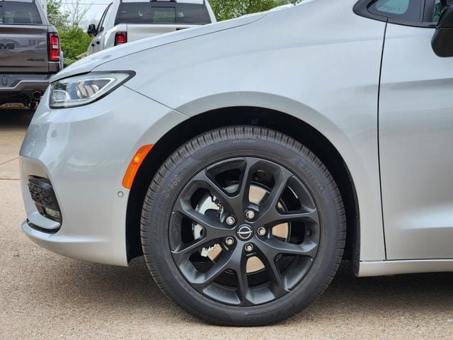 New 2026 Chrysler Pacifica Limited FWD image 6