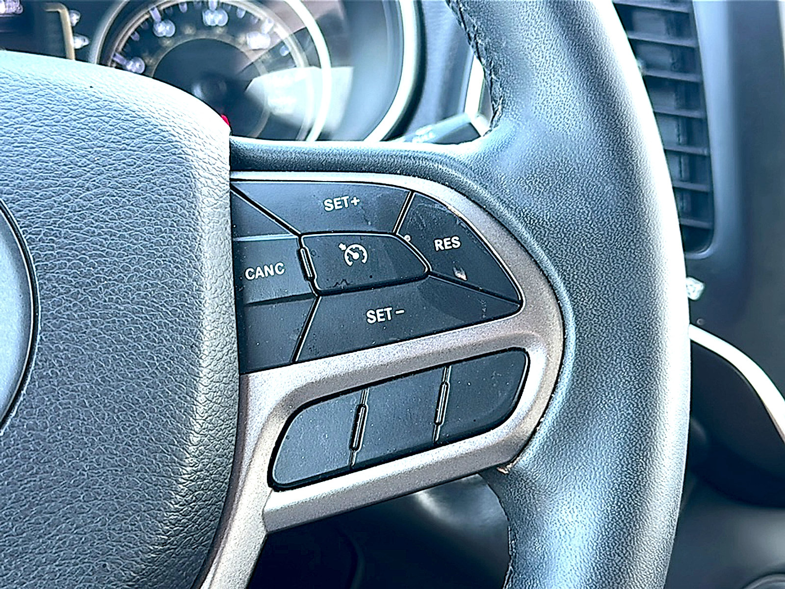 Used 2020 Jeep Cherokee Latitude Plus FWD image 28
