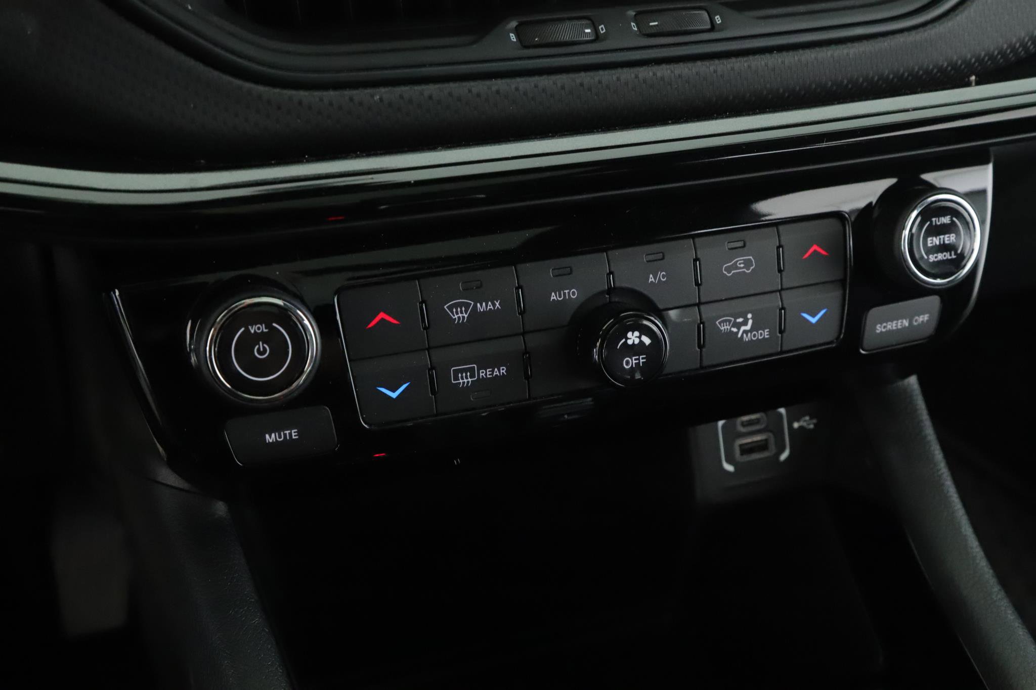 Used 2024 Jeep Compass Latitude w/ Sun and Sound Group image 16