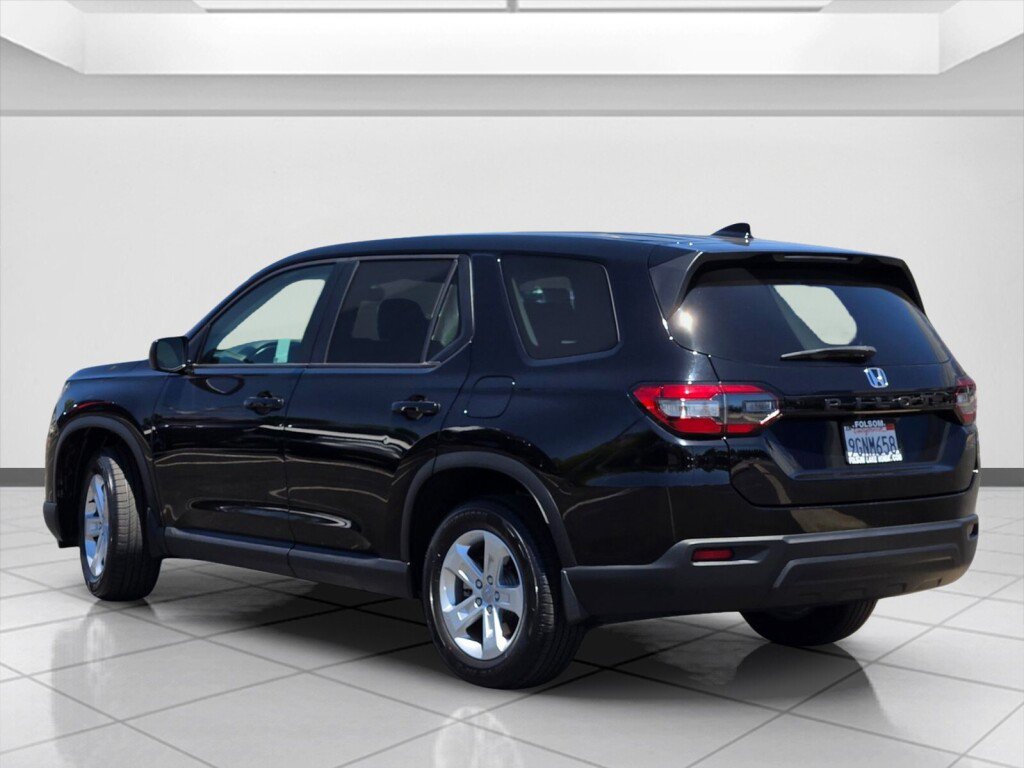 Used 2023 Honda Pilot LX image 7