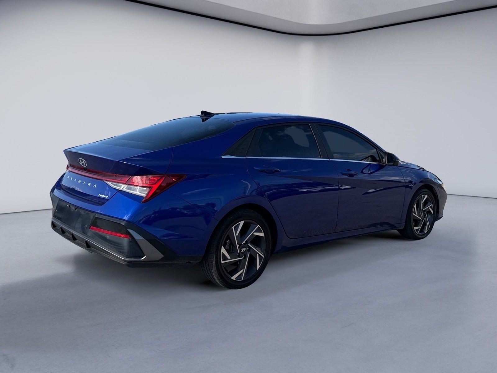 Used 2024 Hyundai Elantra Limited FWD image 5