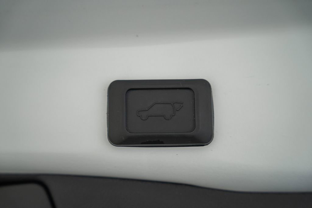 Used 2021 Toyota RAV4 XLE w/ Convenience Package FWD image 9