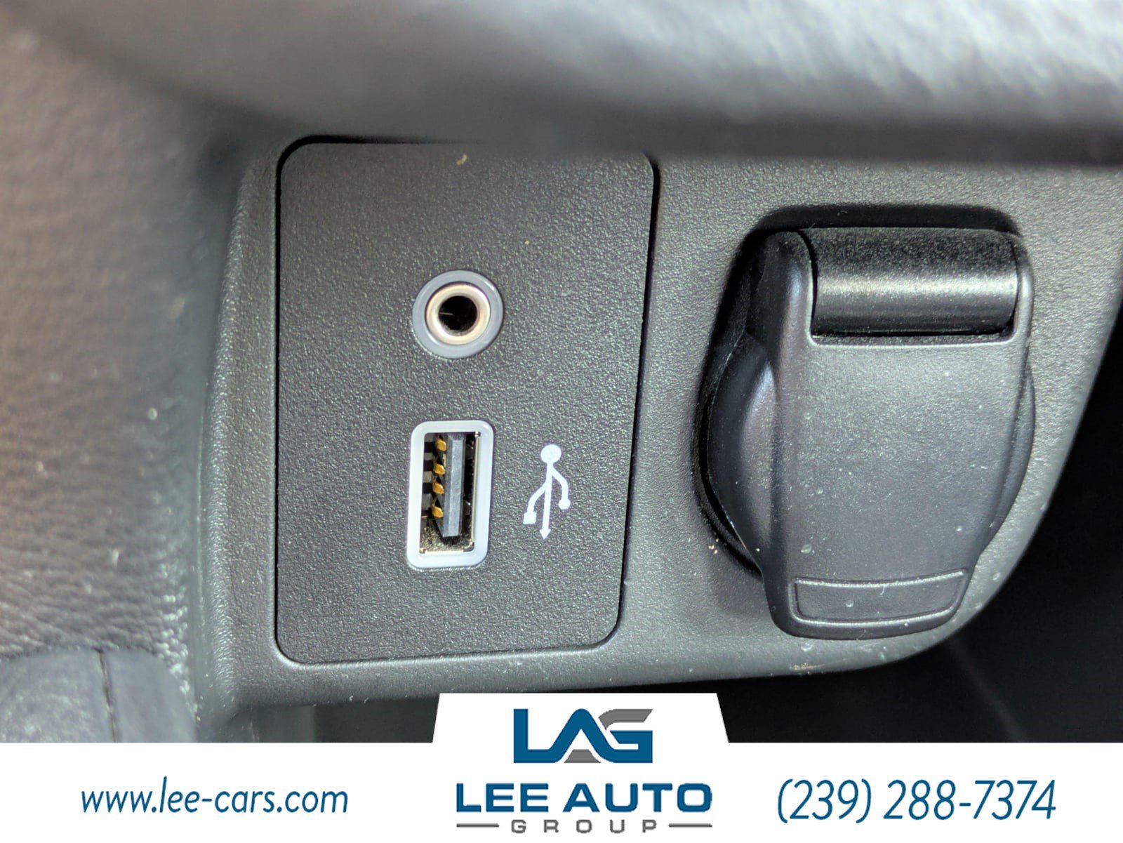 Used 2021 Nissan Versa SR FWD image 23