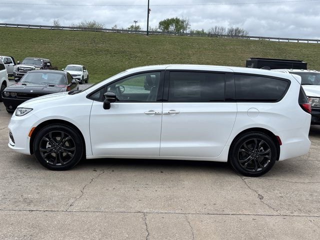 New 2026 Chrysler Pacifica Select image 10