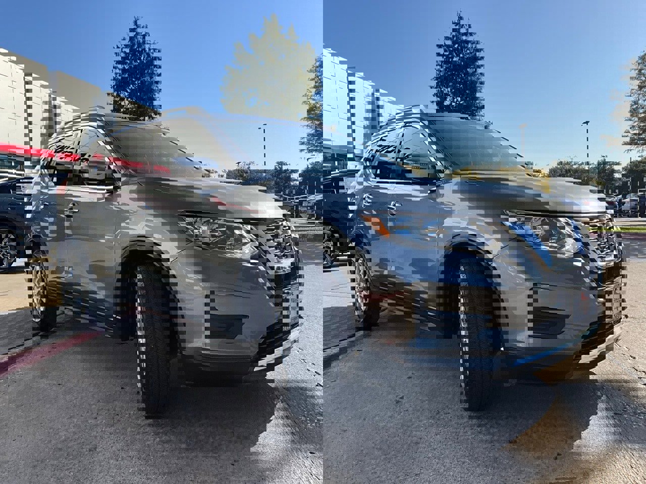 Used 2018 Nissan Rogue SV image 5