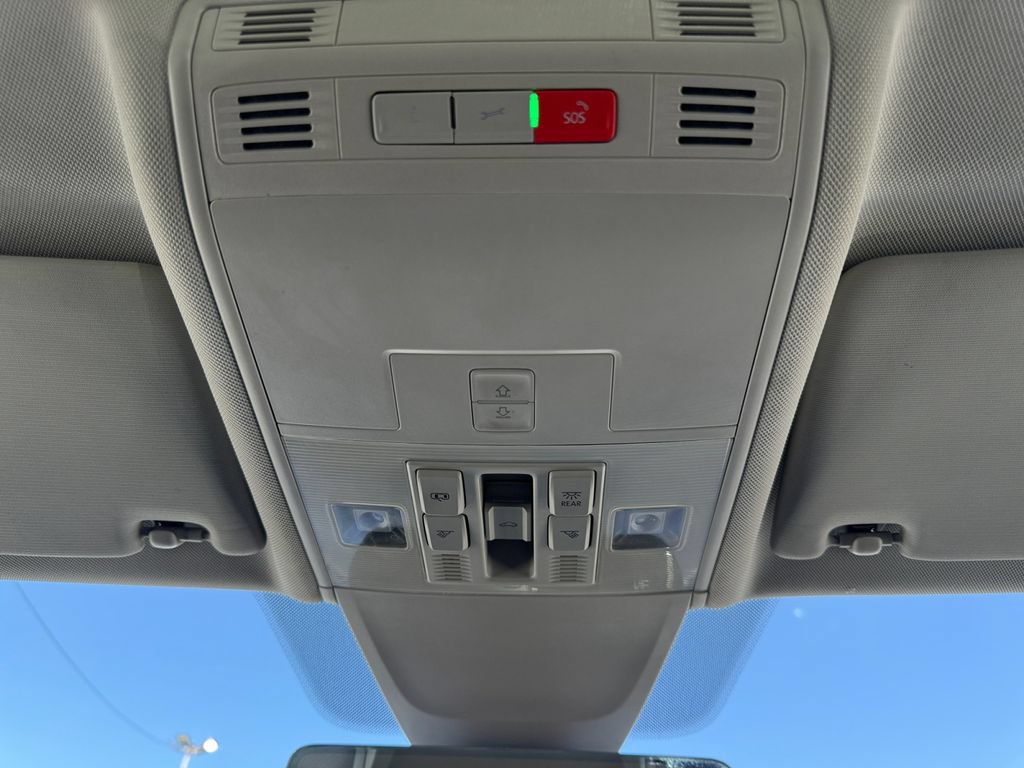 Used 2022 Volkswagen Tiguan SE w/ Panoramic Sunroof Package AWD/4WD image 15