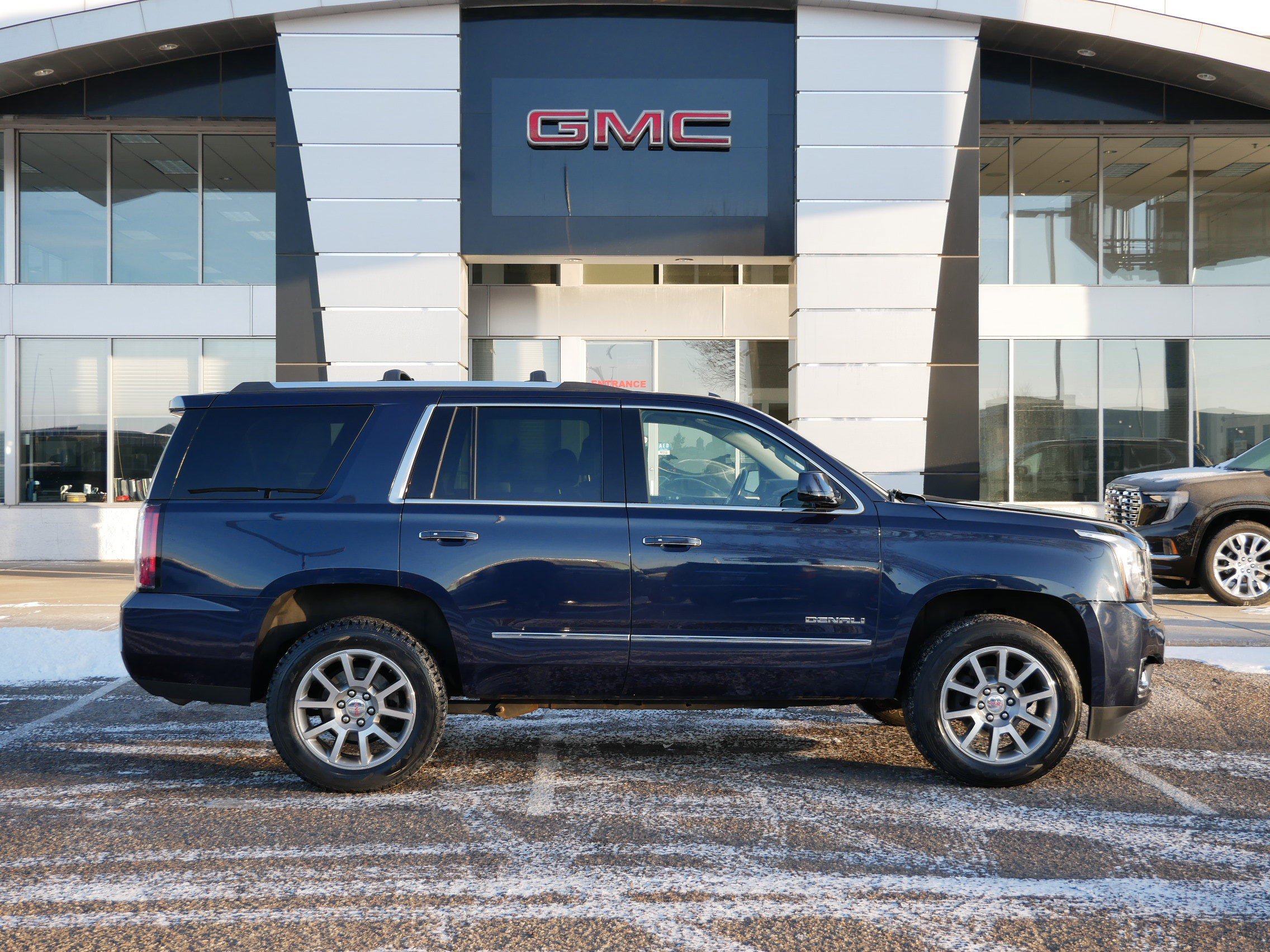 Used 2020 GMC Yukon Denali image 2