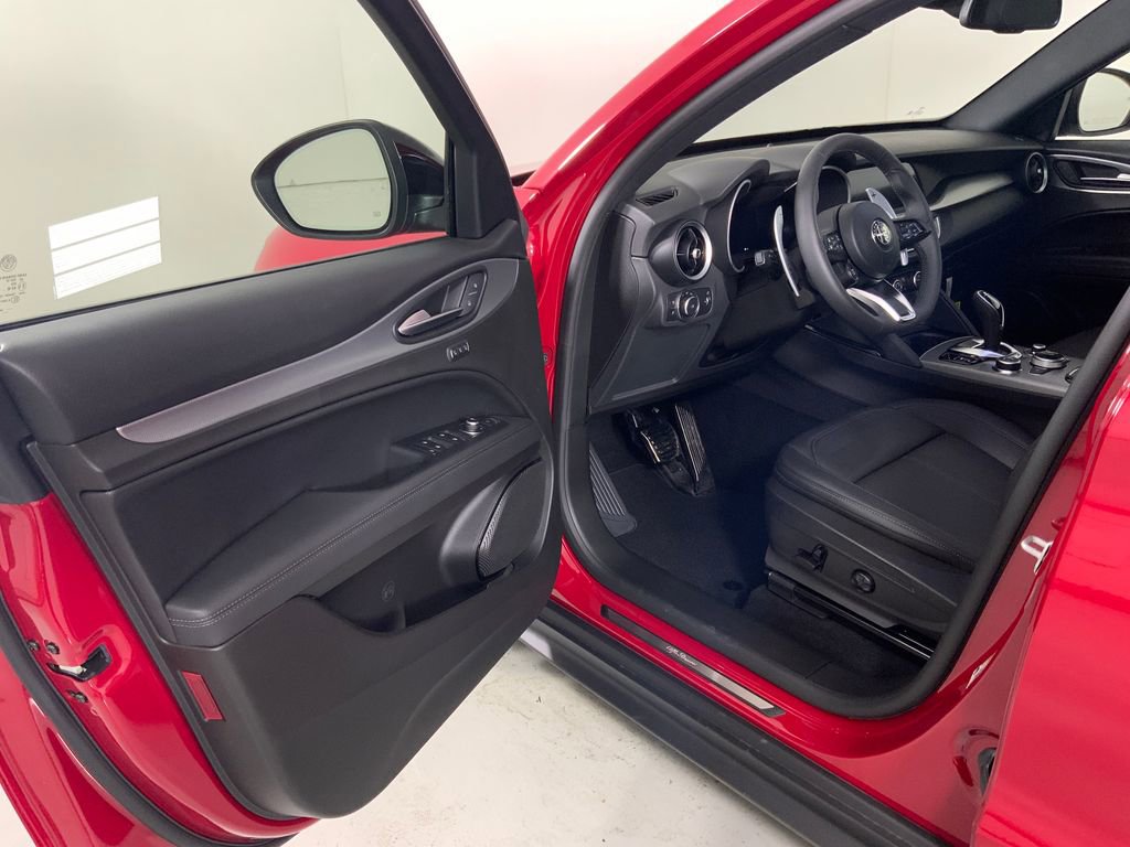 New 2025 Alfa Romeo Stelvio Sprint w/ Convenience Package AWD/4WD image 17