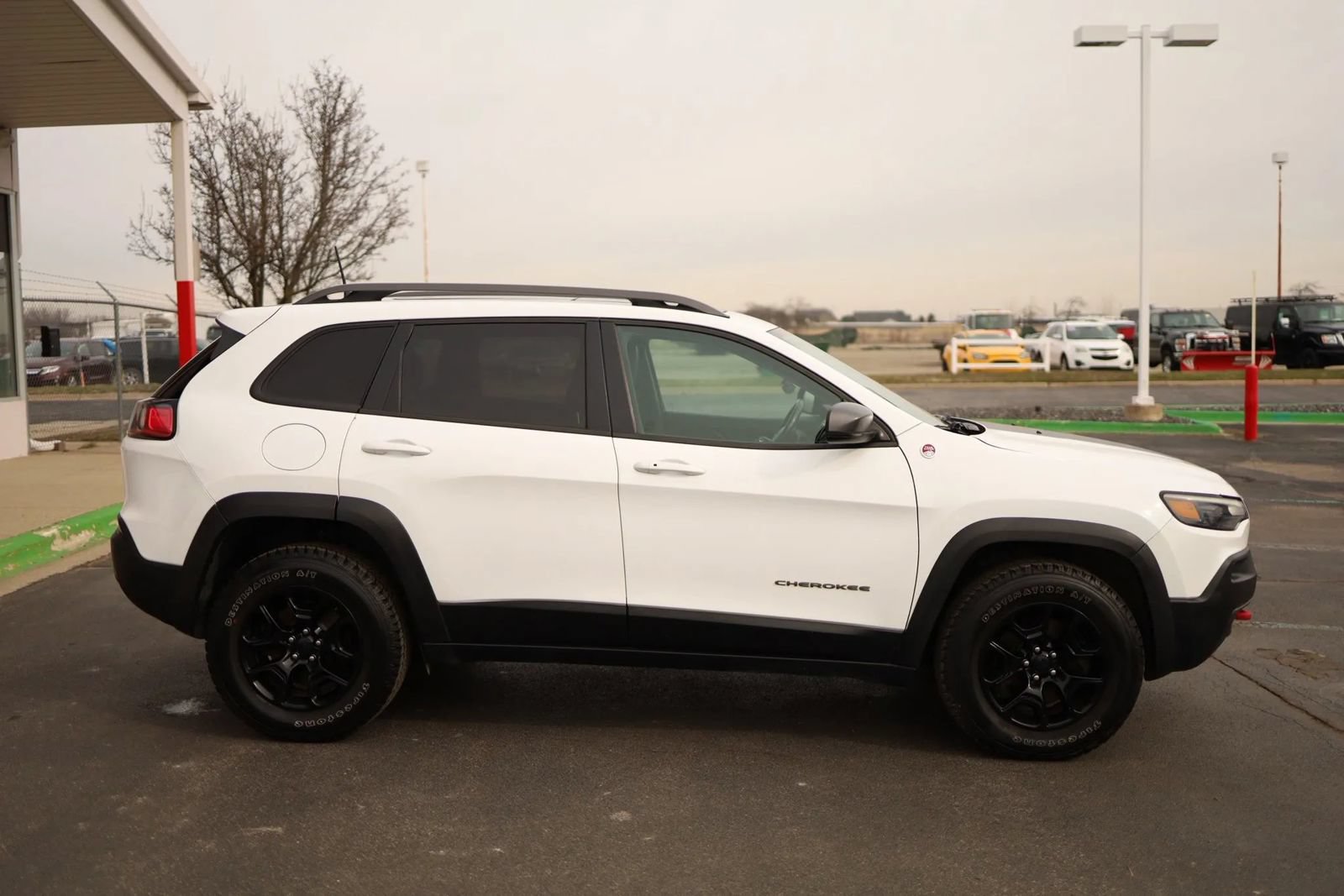 Used 2019 Jeep Cherokee Trailhawk AWD/4WD image 4