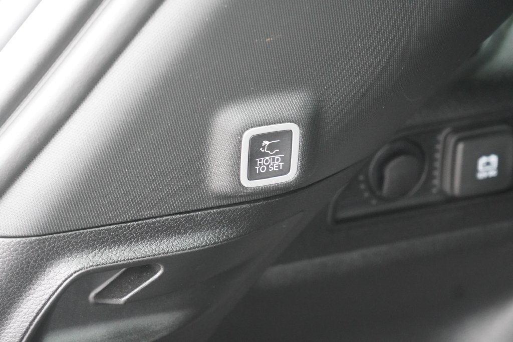 Used 2023 Jeep Grand Cherokee Altitude AWD/4WD image 9