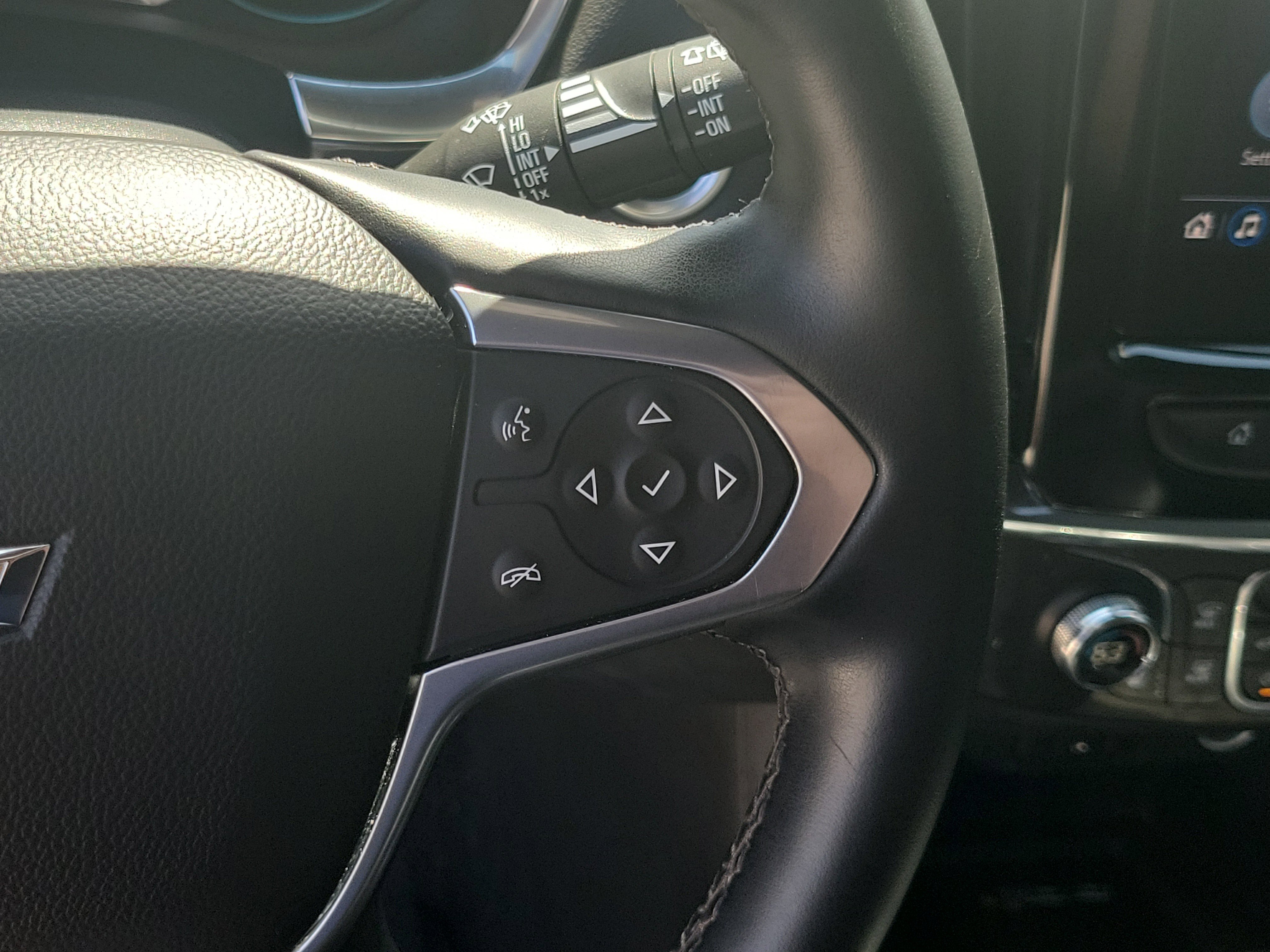 Used 2023 Chevrolet Traverse LT image 32