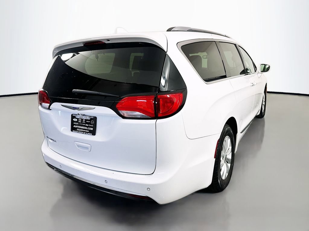 Used 2019 Chrysler Pacifica Touring-L image 7