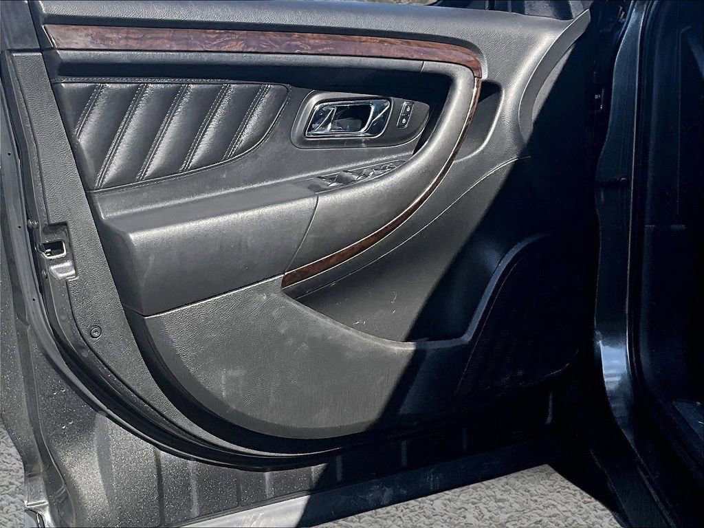 Used 2018 Ford Taurus Limited image 17