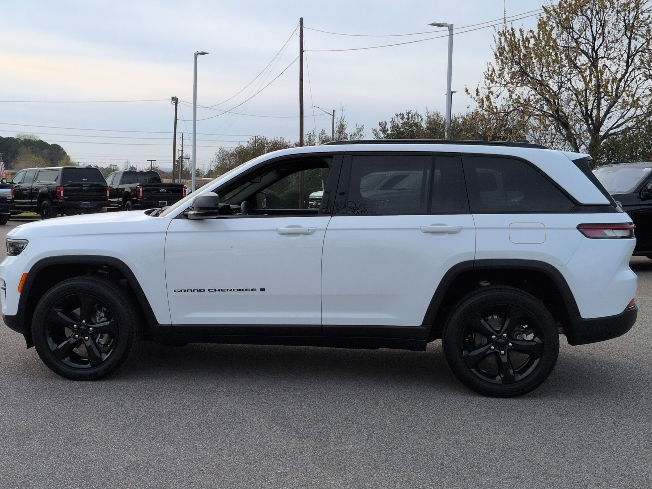 Used 2024 Jeep Grand Cherokee Altitude image 5