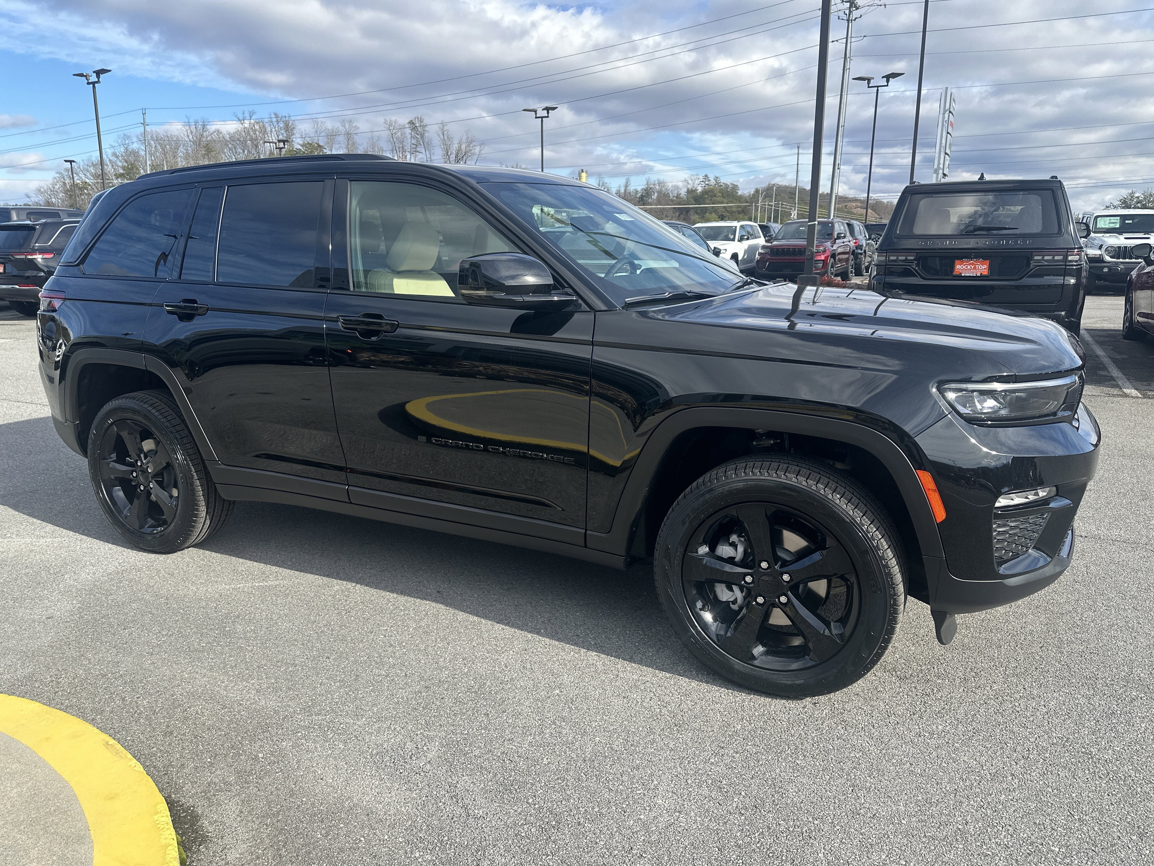 New 2025 Jeep Grand Cherokee Limited w/ Black Appearance Package AWD/4WD image 5