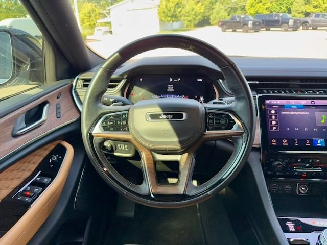 Used 2023 Jeep Grand Cherokee L Summit w/ Luxury Tech Group V AWD/4WD image 16