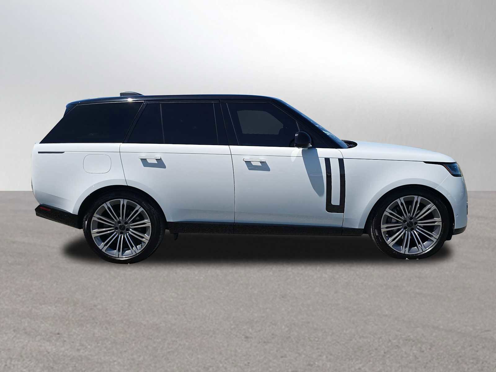 Used 2022 Land Rover Range Rover SE AWD/4WD image 2