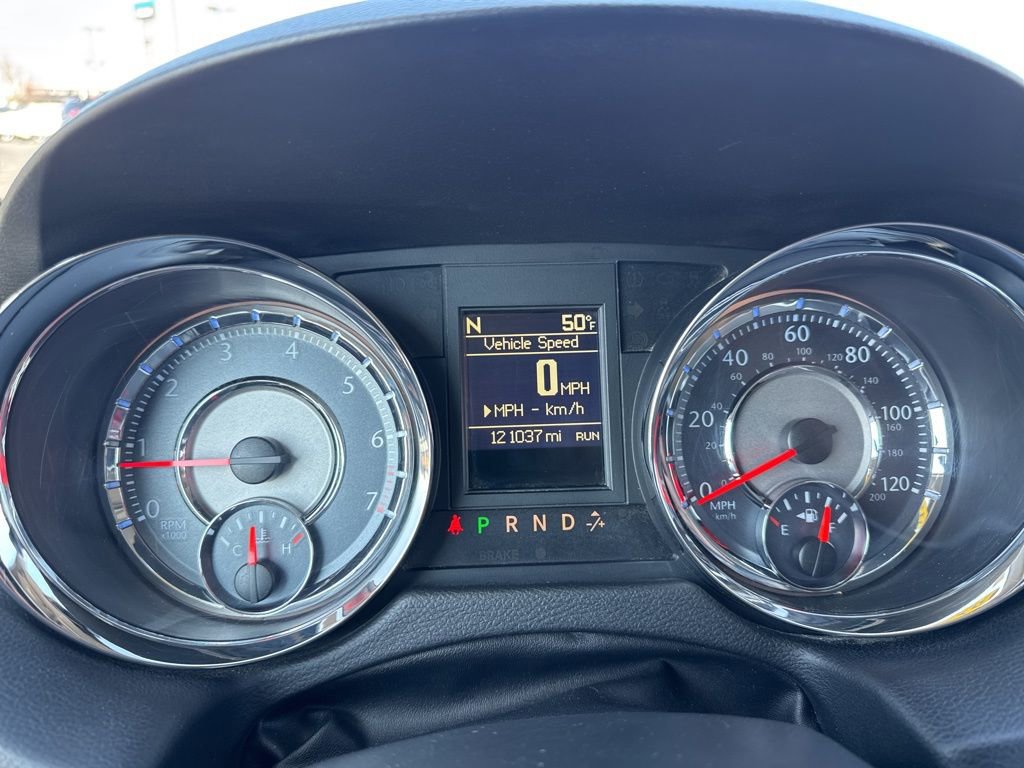 Used 2016 Chrysler Town & Country Touring-L w/ Driver Convenience Group image 16