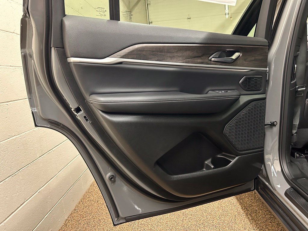 New 2027 Jeep Grand Cherokee L Limited AWD/4WD image 16