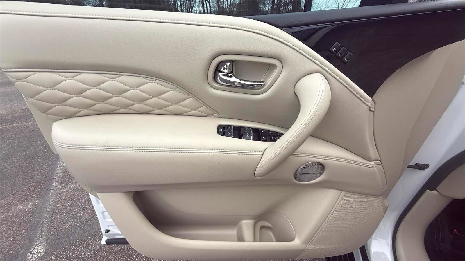 Used 2023 INFINITI QX80 Sensory w/ All-Season Package image 39