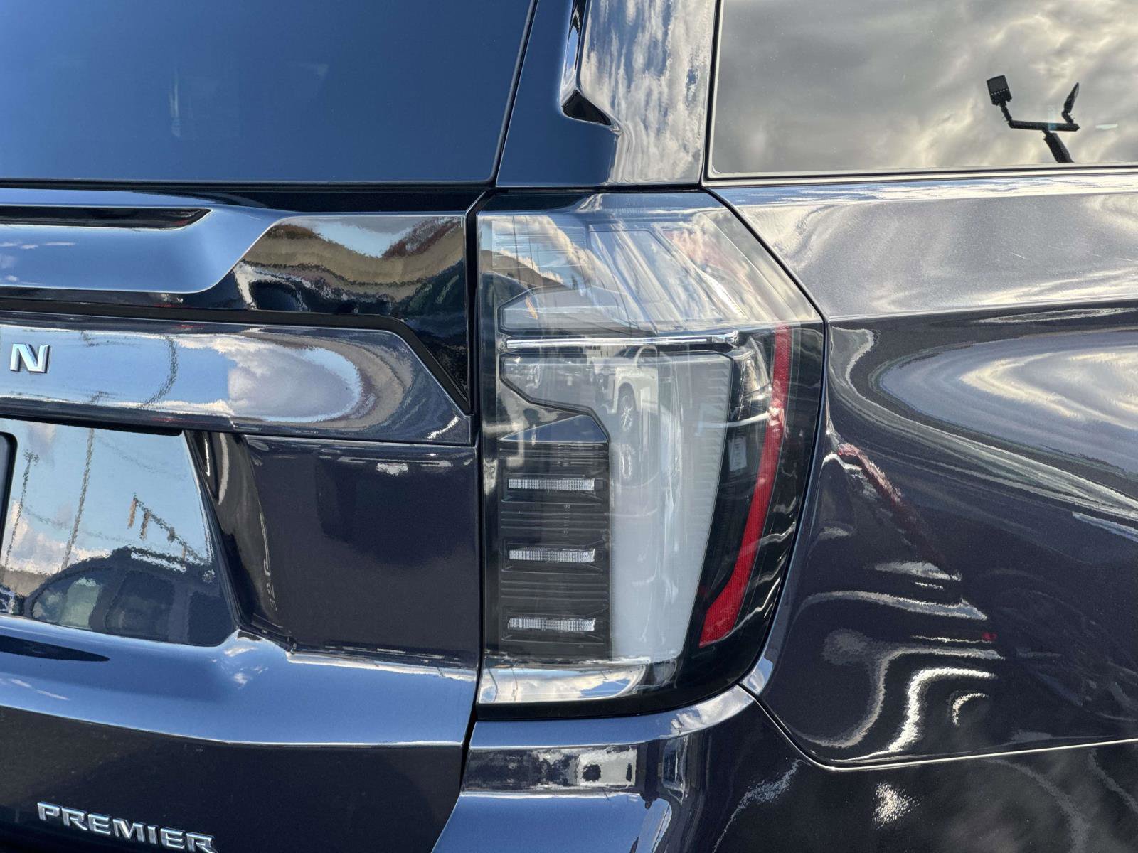 Certified 2025 Chevrolet Suburban Premier image 30