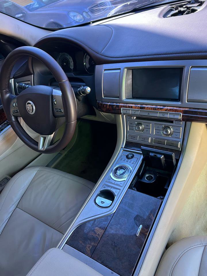 Used 2011 Jaguar XF image 9