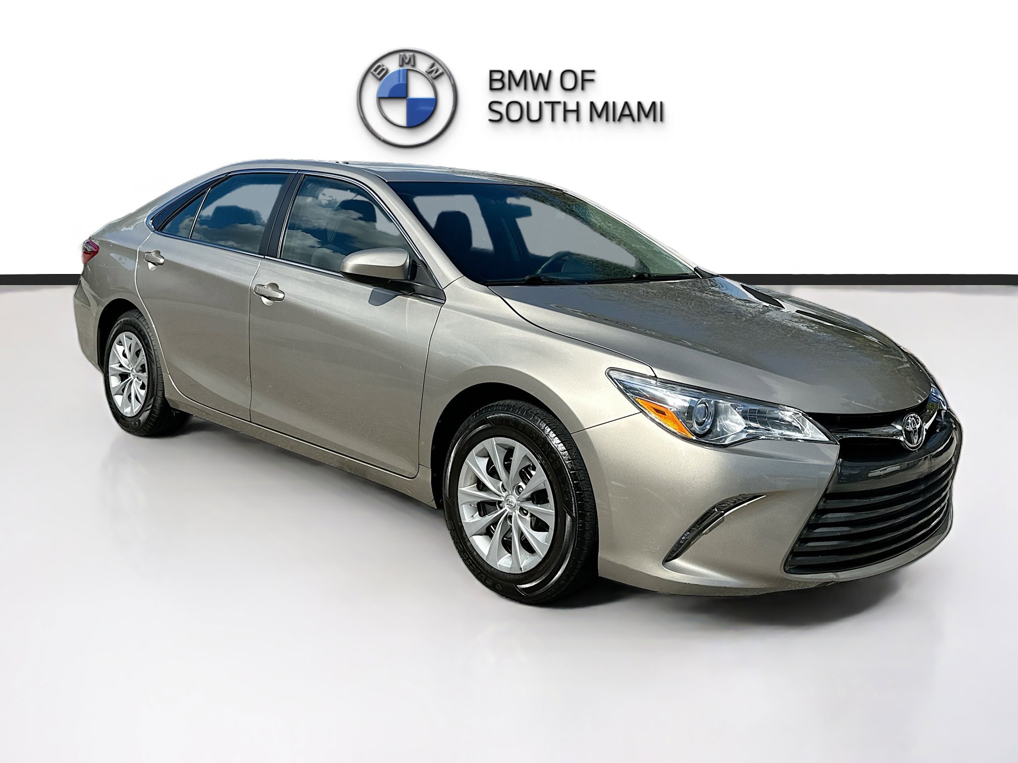 Used 2016 Toyota Camry LE image 1