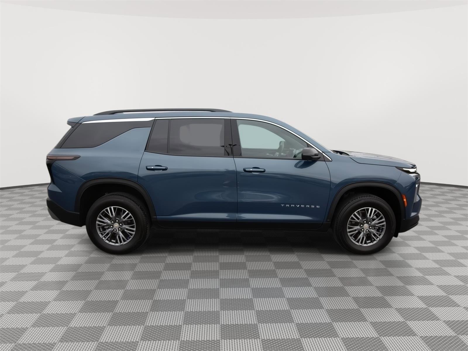 Used 2025 Chevrolet Traverse LT w/ Driver Confidence Package AWD/4WD image 4
